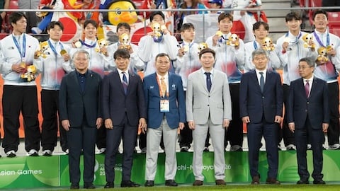 Chủ tịch LĐBĐ Việt Nam Trần Quốc Tuấn trao huy chương cho đội vô địch bóng đá nam ASIAD 2026 